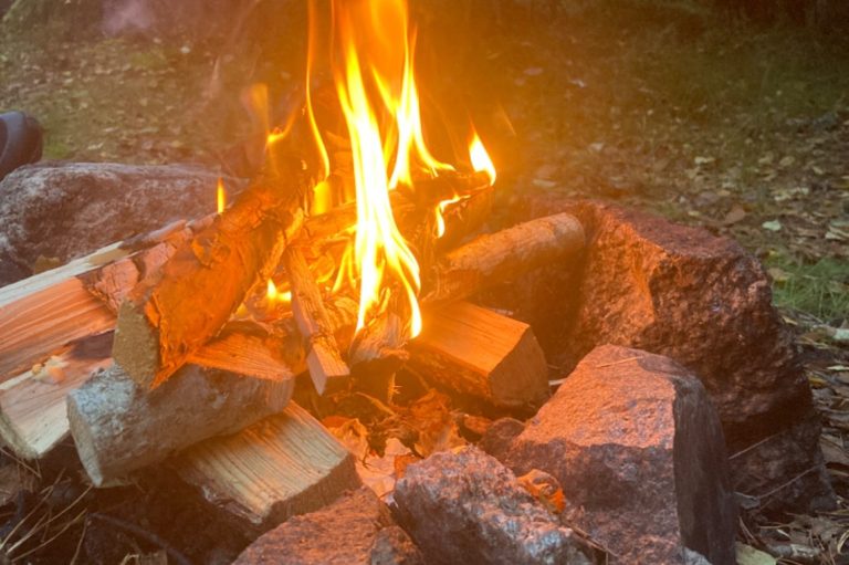 Två personer i kajak, skrattande och pratar, omgivna av vatten och natur.